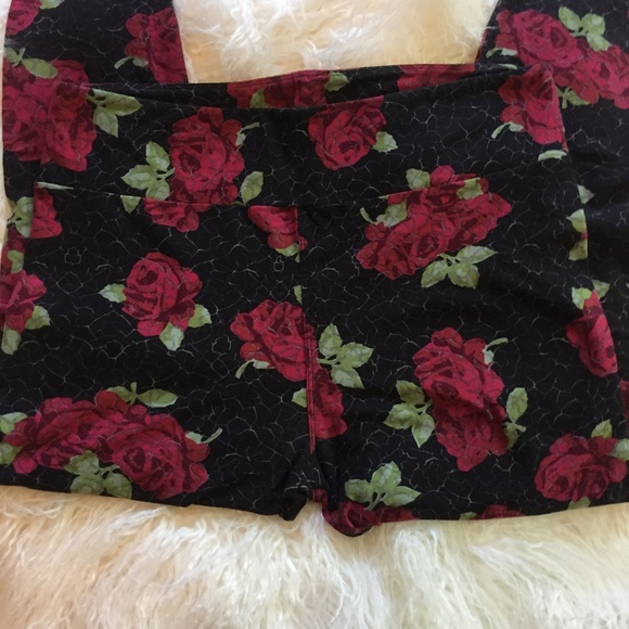 LuLaRoe Leggings ~ TC ~ Black ROSES Crackle print - Picture 3 of 5